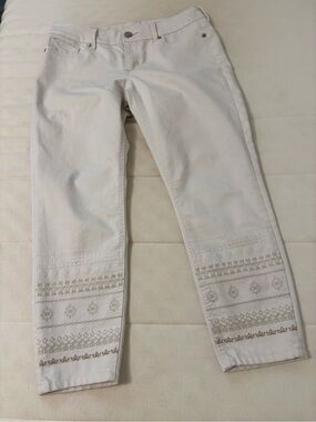 Seven7 White Cropped Jeans with Embroidered Hem